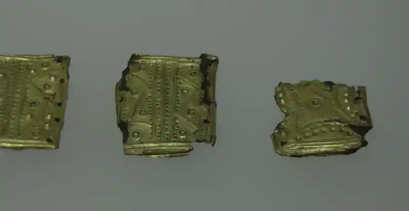 Square gold plates with interlaced hoops